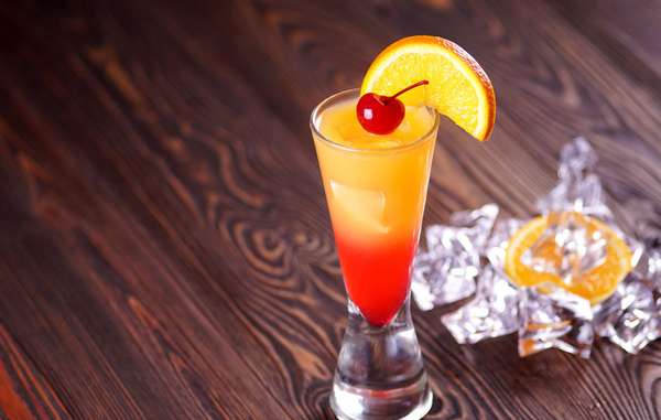 Tequila SunriseA bebida é uma das mais famosas, junto com o "Sex On The Beach". Ingredientes: 1 dose de tequila dourada 3 doses de suco de laranja (gelado) 1 dash de Grenadine (substituível por Groselha) 1 colher de açúcar (ou não, depende do suco de laranja) Modo de preparo: Coloque a tequila, o suco e o açúcar em um copo e misture. Depois coloque a Grenadine ou groselha. Gelo a gosto. Receita do Papo de Bar