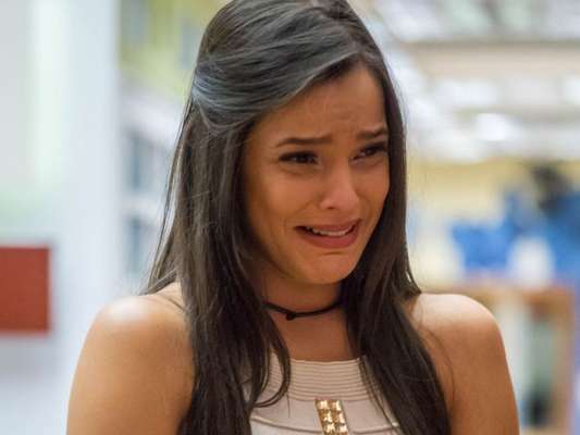 Ex-BBB Emilly chora ao falar de campanha feita por Marcos contra ela: 'Triste'