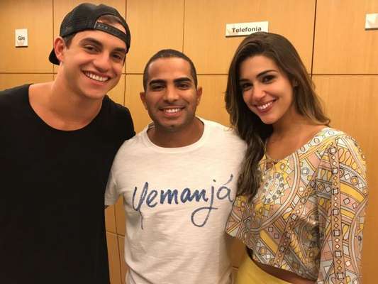 Ex-'BBB17' Vivian posa com seu assessor, Rodrigo, e Manoel no hotel