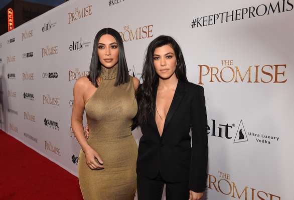 Kim Kardashian lució como una 'Cleopatra' moderna con su traje Versace de aire vintage'
