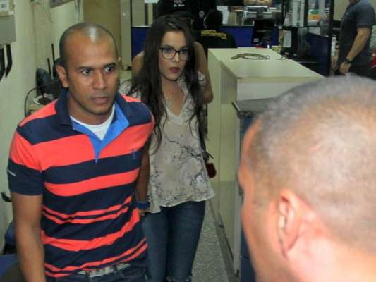 Emilly, campeã do 'BBB17', deixou a delegacia acompanhada do pai e da irmã, nesta segunda-feira, 17 de abril de 2017