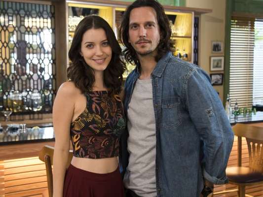 Gui (Vladimir Brichta) pede Júlia (Nathalia Dill) em casamento durante sua apresentação na Som Discos, na novela 'Rock Story'