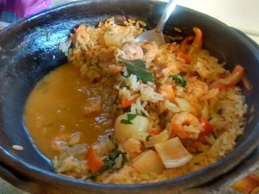Arroz tamborilado na panela de barro