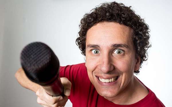Eu Comigo MesmoSe você acha que já riu de tudo, vai se surpreender com Rafael Portugal. O ator do Porta dos Fundos apresenta no seu espetáculo inédito "Eu Comigo Mesmo", a rapidez do stand up aliada à criatividade na composição de um personagem inusitado em um show de humor e comédia no ritmo certo que vai entreter, contagiar e fazer o público se divertir. Local: Teatro Frei Caneca Horários: Sexta, 23h59 (até 26 de maio) Ingressos: R$ 80 (clique aqui para comprar)