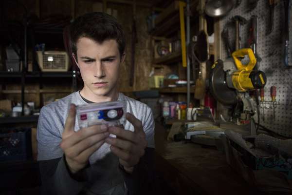 13 Reasons WhySérie | 2017- Fenômeno nas redes sociais, a série é uma adaptação do romance “Os 13 Porquês”, de Jay Asher, e conta a história de uma adolescente que comete suicídio, deixando para seu colega de classe e crush 13 fitas cassete contando os motivos que levaram à sua decisão. A série tem levantado discussões importantes sobre o suicídio juvenil, o bullying e a importância do diálogo para a prevenção de tragédias como essa.