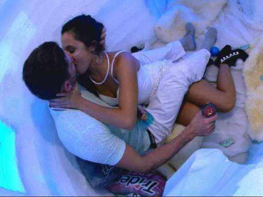 Emilly e Marcos se beijaram a primeira vez no 'BBB17' no dia 18 de fevereiro de 2017
