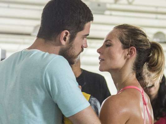 Zeca (Marco Pigossi) e Jeiza (Paolla Oliveira) se beijam e a policial acha graça do jeito com que o paranaense fala com ela nos próximos capítulos de 'A Força do Querer'