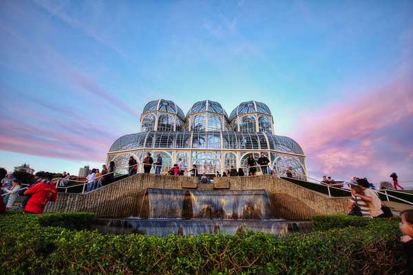 Curitiba, ParanáCuritiba é uma das cidades mais desenvolvidas do país. A capital paranaense tem muitos pontos turísticos interessantes. São mais de 40 parques e bosques que, além de garantir muito verde para a cidade, também funcionam como áreas para a prática esportiva. Um dos pontos mais visitados da cidade é o Jardim Botânico, considerado mais famoso do país. O jardim tem quase 24 anos de existência e é um dos pontos turísticos mais bonitos do Brasil. Outro passeio obrigatório em Curitiba é a visita ao Museu Oscar Niemeyer. Com nove salas e sempre com uma programação temporária impecável, o local, além de ser um cartão-postal da cidade, é um dos melhores programas para fazer na cidade.