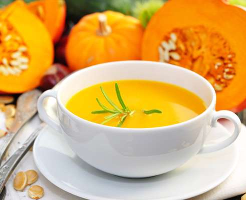 Sopa de abóbora Hokkaido*Receita por Bela Gil Ingredientes ½ abóbora Hokkaido ½ cebola Água Sal Azeite Modo de preparo Lave e corte a abóbora com casca e cozinhe na água com sal até ficar bem molinha. Bata a abobora no liquidificador com a água do cozimento e reserve (a consistência deve ser bem cremosa). Numa outra panela refogue a cebola picada e no azeite até dourar e adicione o creme de abóbora. Deixe ferver e adicione sal se precisar.