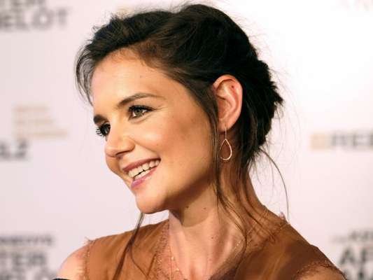 Katie Holmes virá ao Brasil para participar do baile de gala amfAR, que será realizado em São Paulo no dia 27 de abril de 2017