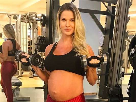 Andressa Suita mostra barriga de grávida e Gusttavo Lima se declara em foto postada por ela nesta quarta-feira, dia 19 de abril de 2017