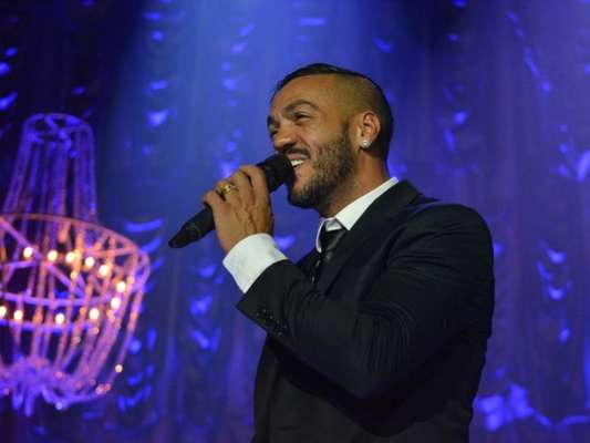 Belo vai leiloar um lustre de cristal de R$ 30 mil para pagar uma dívida de 12 anos com produtor musical, diz a coluna 'Retratos da Vida', do jornal 'Extra,' nesta quinta-feira, 20 de abril de 2017