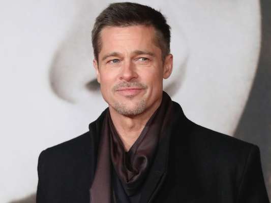 Brad Pitt está aproveitando a vida de solteiro depois que se divorciou de Angelina Jolie. Segundo uma fonte, ele está 'namorando um pouco'