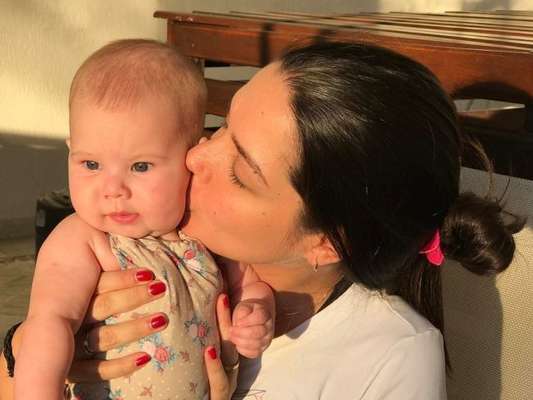 Thais Fersoza relembrou foto fofa com a filha, Melinda, nesta quinta-feira, 20 de abril de 2017