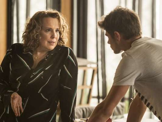 Néia (Ana Beatriz Nogueira) Léo (Rafael Vitti) na novela 'Rock Story'
