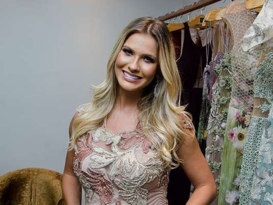 Grávida, Andressa Suita é presenteada por padre com imagem, como mostrou nesta quinta-feira, dia 20 de abril de 2017