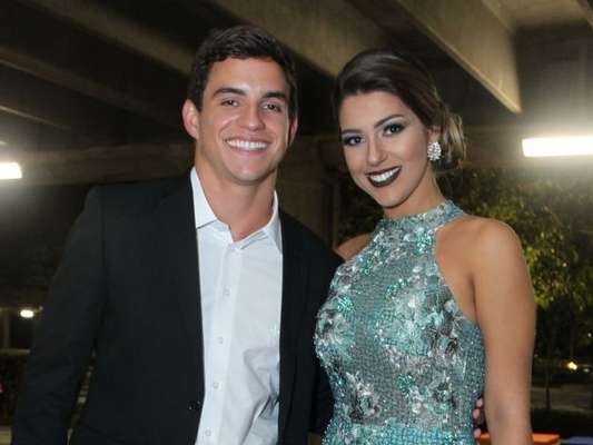 Apesar de não rotularem o relacionamento, Manoel Rafaski e Vivian Amorim, do 'BBB17', curtiram juntos a festa de casamento da ex-sister Elis na noite desta quinta-feira, 20 de abril de 2017