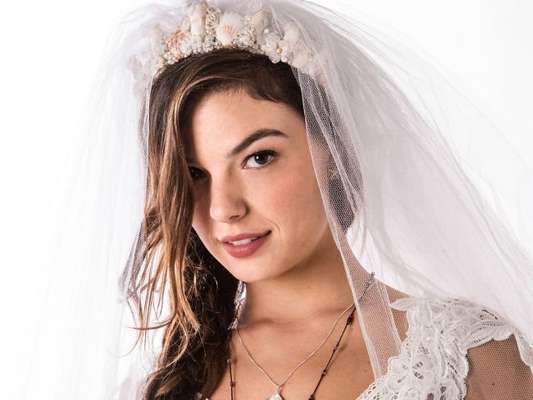 Sem se divorciar de Zeca (Marco Pigossi), Ritinha (Isis Valverde) 'arruma' documentos de solteira para se casar com Ruy (Fiuk), na novela 'A Força do Querer'