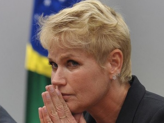 Xuxa garantiu ter sido vítima de golpe, aos 17 anos, quando viajou para os EUA achando que faria fotos
