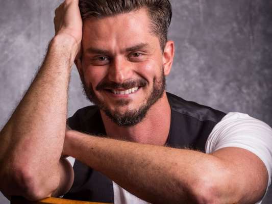 Ex-BBB Marcos admite não ter esquecido Emilly e guardado seu lenço: 'Comigo'