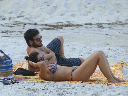Fabíula Nascimento exibe boa forma na praia com namorado, Emilio Dantas nesta terça-feira, dia 25 de abril de 2017