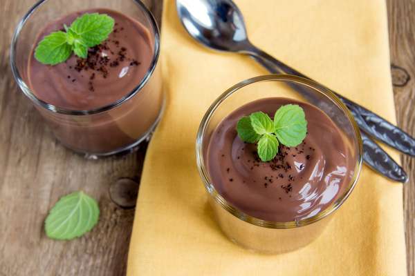 Mousse de Chocolate e Hortelã*Receita do Cybercook Ingredientes 250g de chocolate meio amargo 250 ml de creme de leite 1 clara de ovo 1 de colher de chá de essência de hortelã ou menta 6 folhas frescas de hortelã (opcional) Modo de preparo Pique o chocolate em pedaços e coloque-os numa vasilha e derreta em banho-maria, mexendo de vez enquanto com uma espátula. Quando estiver derretido, ponha a vasilha numa superfície fria para esfriar mais rapidamente. Numa batedeira, bata o creme de leite, a clara e a essência de hortelã ou menta até obter picos moles. Misture um tanto do creme batido ao chocolate derretido e quase frio. Então, despeje gentilmente esta mistura de chocolate ao restante do creme batido, mexendo delicadamente até ficar homogêneo. Divida a mistura em 6 copinhos de 60ml ou em uma vasilha de vidro e deixe-os na geladeira por 60 minutos. Se desejar um resfriamento mais rápido, deixe-os por 15/20 minutos no freezer. Para ficar bacana na hora de servir, coloque umas folhinhas de hortelã.