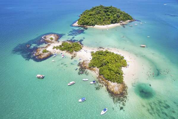 Angra dos Reis, Rio de JaneiroAngra dos Reis fica a aproximadamente 400 km da capital de São Paulo, o que garante ao viajante um trajeto de aproximadamente 5 horas e meia de estrada. Por lá, o turista encontra praias e ilhas paradisíacas, as quais é possível conhecer por um passeio de barco. Para ter o máximo da experiência, escolha um roteiro que passe pela Ilha de Cataguases e termine em Ilha Grande, para curtir águas cristalinas e conhecer paisagens inigualáveis.