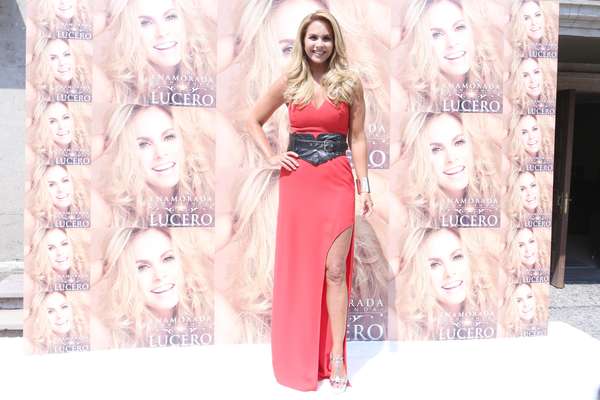 Lucero explotó sus encantos al máximo con el vestido rojo que utilitzó durante la presentación de su nuevo disco, 'Enamorada Con Banda', en México.
