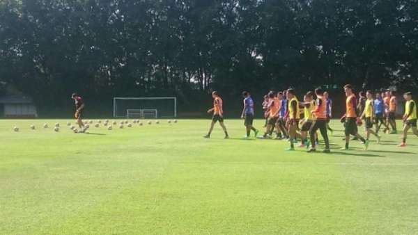 Rogério explica treino e é seguido pelos jogadores