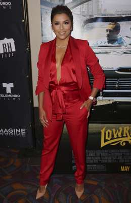 Eva Longoria, muy sexy, de rojo y escoda en el special screening de 'Lowriders'.