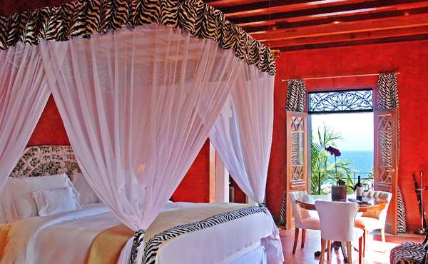 DPNY Beach Hotel, IlhaBelaEleito o melhor hotel de praia da América do Sul, o DPNY Beach Hotel combina instalações luxuosas, Spa, Alta Gastronomia, Praia e Parque Particular em um surpreendente cenário pé na areia. Localizado na Praia do Curral, em Ilhabela, é uma ótima opção de hospedagem pé na areia para quem quer curtir um momento especial sem preocupações. O clima romântico fica ainda melhor, já que por lá não são aceitas crianças - ou seja, tudo bem pensado para ter um momento a dois especial. Diária final de semana: a partir de R$ 1.890 o casal com café da manhã em suíte 5 estrelas (sexta a domingo)
