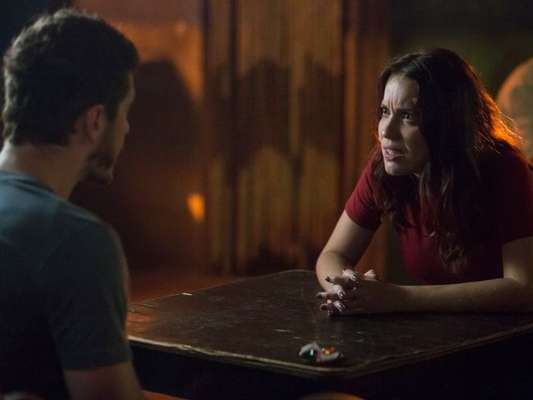 Júlia (Nathalia Dill) visita Alex (Caio Paduan) na cadeia e ele ameaça mandar matá-la , na novela 'Rock Story', em maio de 2017