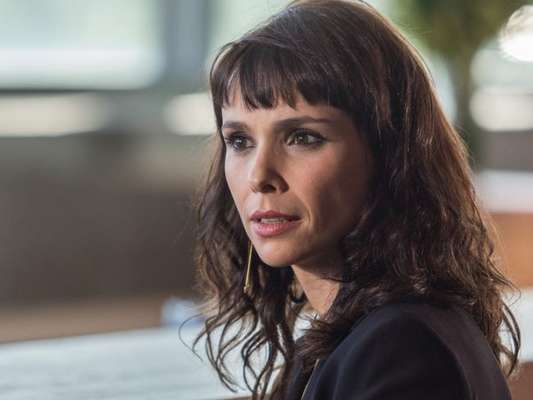 Irene (Débora Falabella) envia foto de Silvana (Lília Cabral) saindo de uma rodada de jogatina para Eurico (Humberto Martins), na novela 'A Força do Querer', em 6 de junho de 2017