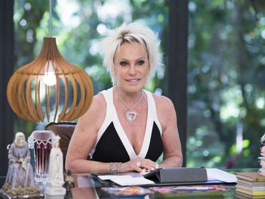 Ana Maria Braga se queimou ao passar roupa ao vivo no 'Mais Você' desta quarta-feira, 17 de maio de 2017: 'Não pode botar a mão'