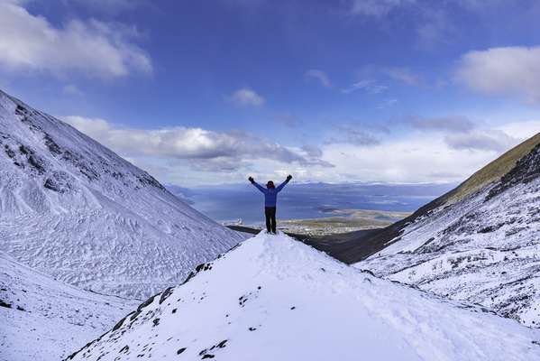 Ushuaia, ArgentinaUshuaia, localizada na Patagônia Argentina, é conhecida como a cidade do Fim do Mundo por ficar no extremo sul do país, o que lhe rende belíssimas paisagens contornadas por bosques, montanhas e geleiras. O Cerro Castor é a estação de esqui mais austral da América do Sul, que, devido a sua localização privilegiada (no fim do mundo!), possui uma das temporadas de neve mais longas - junho a outubro. Localizada a apenas 30 minutos da cidade de Ushuaia, essa estação possui cerca de 31 pistas de esqui - com diferentes tipos de modalidades/dificuldades, além de teleféricos e áreas recreativas para crianças. O local é ideal para passar o dia, já que possui 7 opções de restaurantes, lojas de aluguel de equipamentos e lembranças. Quem gosta de esquiar (ou quer aprender) é uma ótima pedida e passeio imperdível na região.