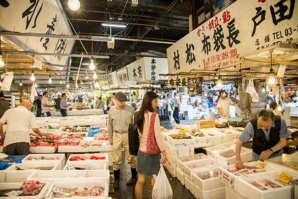 Tsukiji Fish Market, o maior mercado de peixe do mundoEngana-se quem pensa que um simples mercado de peixe não é atração turística. O Tsukiji Fish Market, maior mercado de peixes do mundo, é também um dos pontos mais visitados em Tóquio. Além de conhecer uma grande variedade de peixes, o turista encontra restaurantes que servem sushis fresquinhos.