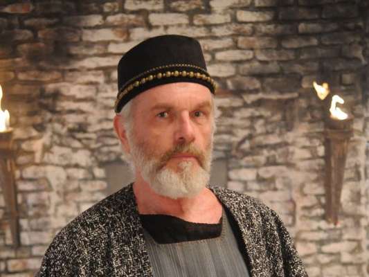 Chaim (Henri Pagnoncelli) é encontrado morto, nos próximos capítulos da novela 'O Rico e Lázaro'