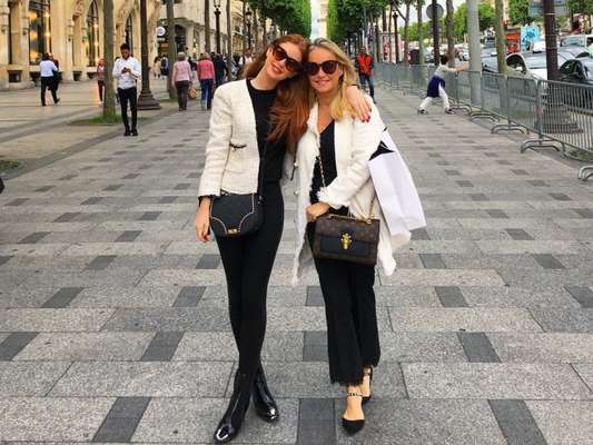 Marina Ruy Barbosa posa em Paris com look combinando com o da mãe em foto postada nesta quinta-feira, dia 18 de maio de 2017