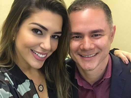 Ex-BBB Vivian tem ajuda de coach para seguir carreira artística, como conta em entrevista ao Purepeople nesta quinta-feira, dia 18 de maio de 2017