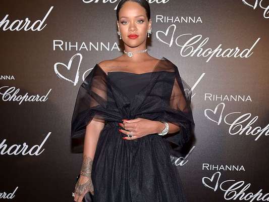 Rihanna, com look preto e repleta de brilhantes, lança linha de joias em Cannes nesta quinta-feira, dia 18 de maio de 2017