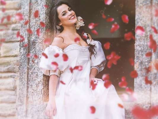 A ex-BBB Emilly virou uma princesa em um ensaio temático divulgado nesta sexta-feira, 19 de maio de 2017