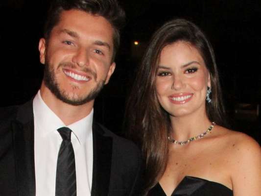 Camila Queiroz e Klebber Toledo já fazem plano de terem filhos, mas a atriz ponderou: 'Acho que é o sonho de todo o casal, eu acredito. Mas não agora. Estamos trabalhando muito'