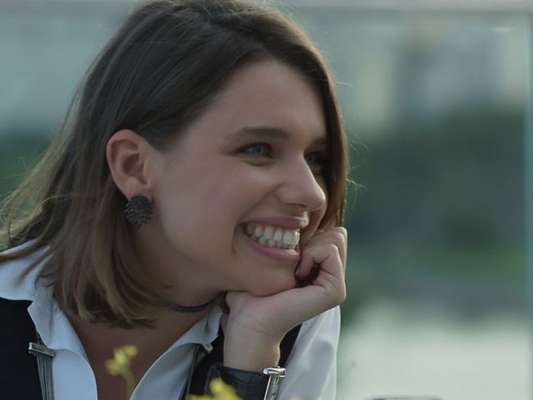 Cibele (Bruna Linzmeyer) presta queixa contra Ruy (Fiuk) por agressão e se diverte com a tensão dele, na novela 'A Força do Querer', a partir de 29 de maio de 2017