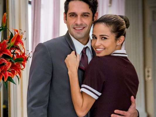 Sandra Helena (Nanda Costa) acredita que está grávida de Agnaldo (João Baldasserini) na novela 'Pega Pega'