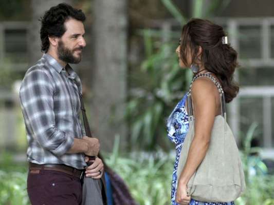Bibi (Juliana Paes) passa por cima do orgulho próprio e pede que Caio (Rodrigo Lombardi) aceite ser advogado de defesa de Rubinho (Emílio Dantas), na novela 'A Força do Querer', em 13 de junho de 2017
