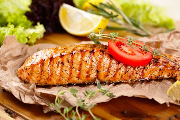Salmão grelhado com whiskyIngredientes (2 pessoas) 2 postas ou filetes de salmão 8 colheres de uísque à escolha Azeite, sal e pimenta a gosto Modo de preparo Coloque o salmão num recipiente onde possa marinar por completo. Pique as postas com um palito para que absorvam os temperos. Regue-as com o uísque, o azeite, o sal e a pimenta. Cubra o recipiente com película aderente e deixe marinar num local fresco durante 2 horas, virando de vez em quando. Na hora de cozinhar, aqueça bem o grelhador. Coloque as postas e grelhe, regando-as aos poucos com o molho da marinada. Deixe dourar dos dois lados e sirva com legumes salteados, por exemplo.
