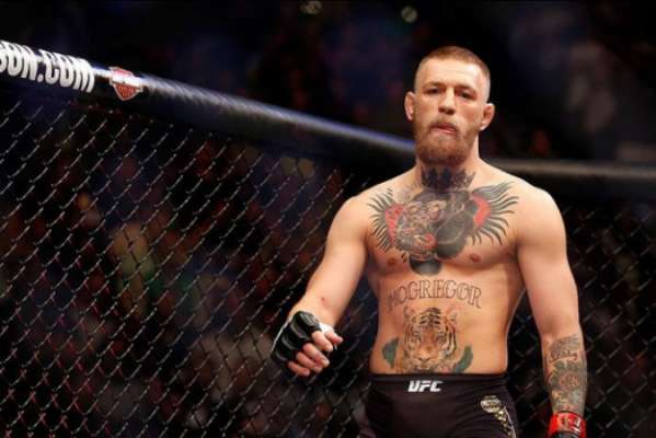 Conor McGregor é o campeão dos leves do UFC