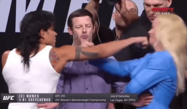 Amanda Nunes toca queixo de rival em encarada promocional