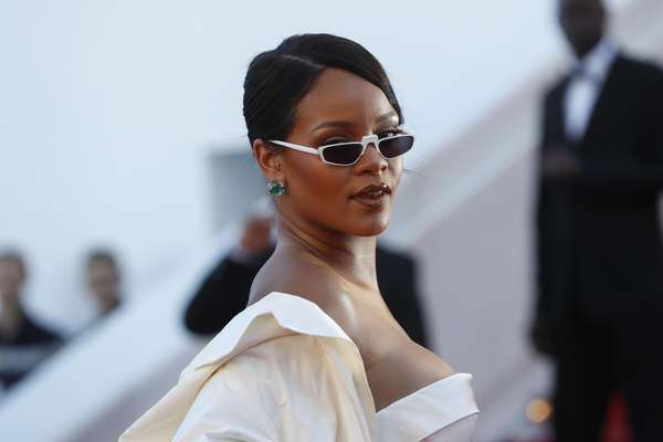 Rihanna lució un escotado modelo Dior Couture en la alfombra roja de Cannes 2017.