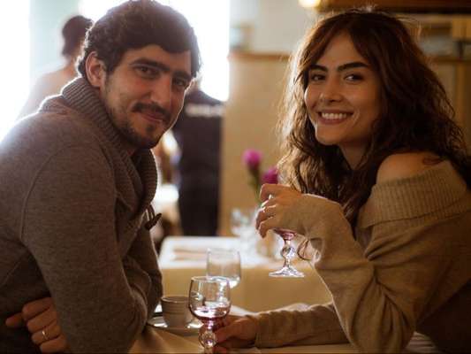 Renato Góes elogiou Maria Casadevall, seu par romântico na série 'Os Dias Eram Assim'